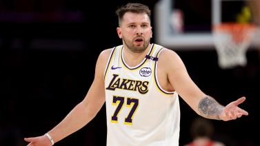 后卫破门后激情亲吻队徽，引球迷共鸣